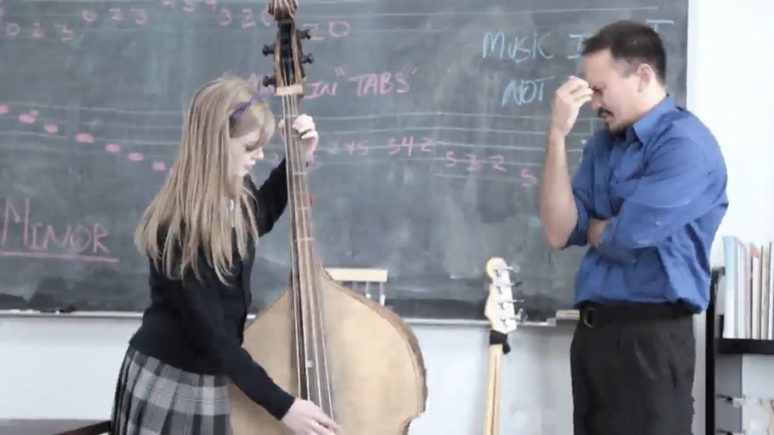 Учитель музыки учит музыкальному искусству студентку двоешницу